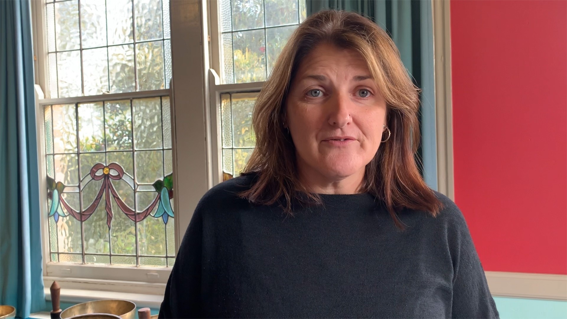 Woman giving a sound healing academy review for the level 2 practitioner diploma workshop course