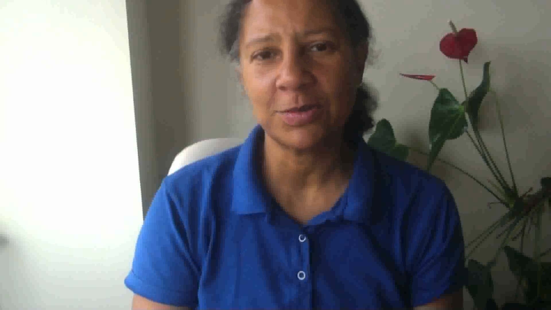 Woman giving a sound healing academy review for the level 2 practitioner diploma live online workshop course in integral sound healing for working 1-2-1 with clients